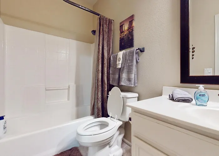 Golf, Hike & Unwind: Retreat W/ Patio! * Peoria